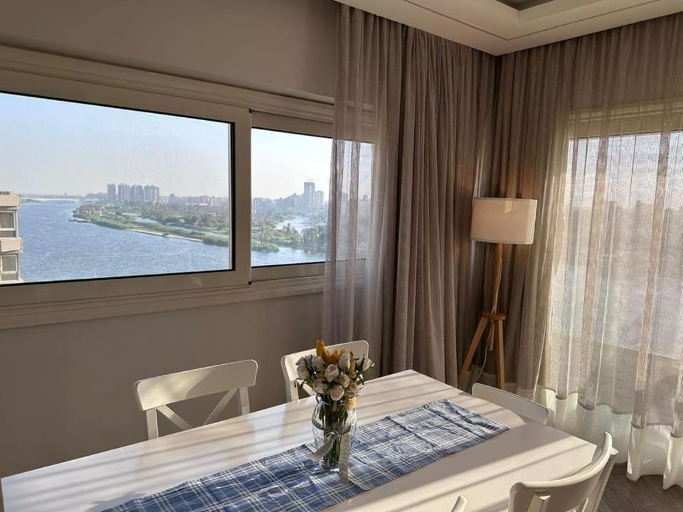 شقه فندقيه عائليه اطلاله على النيل بانوراما Apartment in Cairo