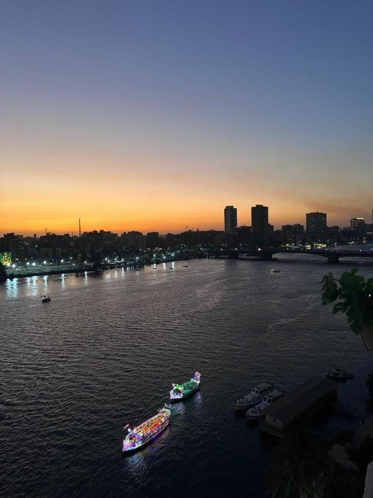شقه فندقيه عائليه اطلاله على النيل بانوراما Apartment in Cairo