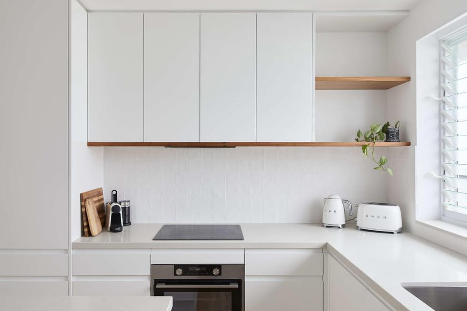 Coffee/tea facilities, Kitchen or kitchenette, stove