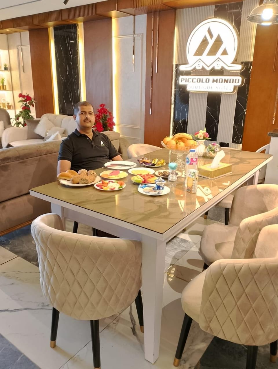 Seating area, Breakfast