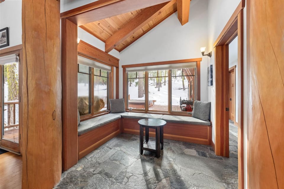 Copperleaf Lodge by Tahoe Getaways - Updated 5BR Alpine Meadows Chalet w Private Hot Tub, Ski Shuttle! House in Sierra Nevada