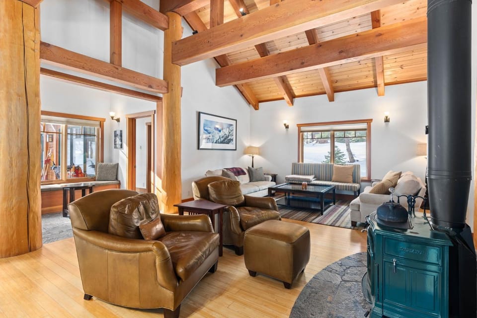 Copperleaf Lodge by Tahoe Getaways - Updated 5BR Alpine Meadows Chalet w Private Hot Tub, Ski Shuttle! House in Sierra Nevada