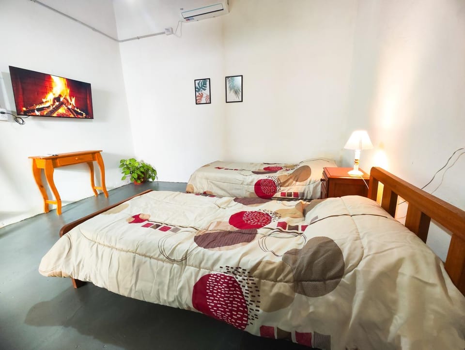 Bed, TV and multimedia, Photo of the whole room, Bedroom, air conditioner