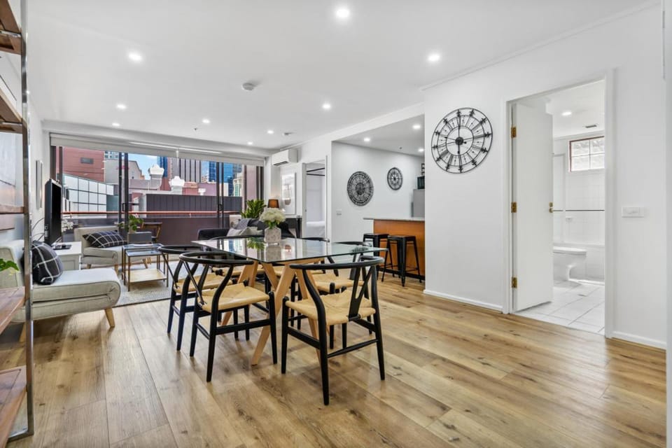 TV and multimedia, Kitchen or kitchenette, Living room, Seating area