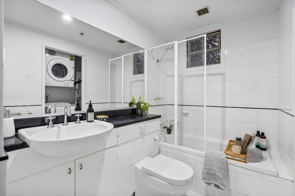 Shower, Toilet, Bathroom, Bath, towels
