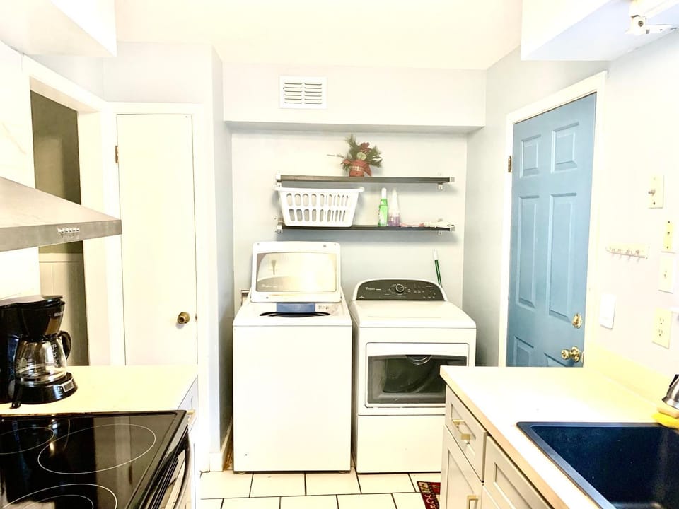 Blue Oval -Project Pyramid-XAi- King bed-2bedrooms 1,5 bath, 4beds, sleeps 5 House in Memphis