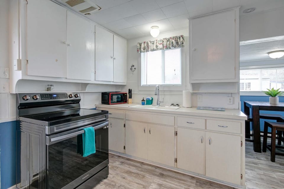 Anchor's Away Cottage Studio by the Sea w fireplace Apartment in Grayland