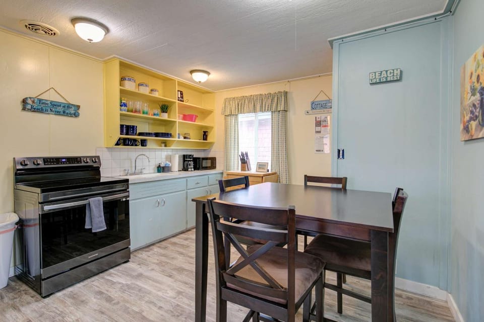 Sand and Surf Cottage 2-Bed by the Sea w fireplace House in Grayland