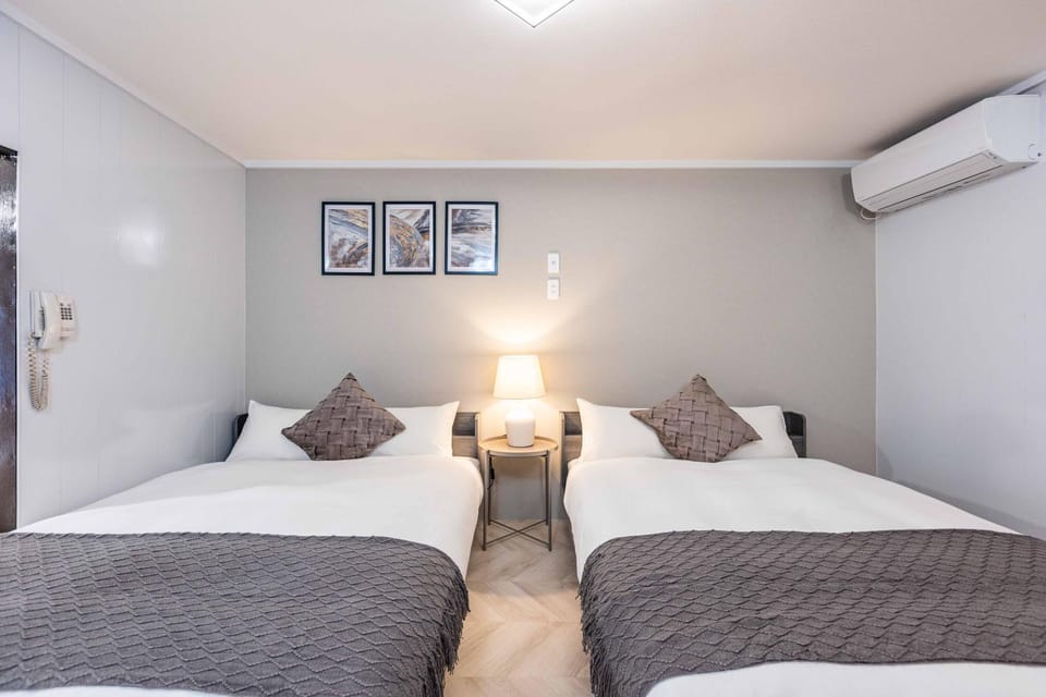 Bed, Bedroom, air conditioner