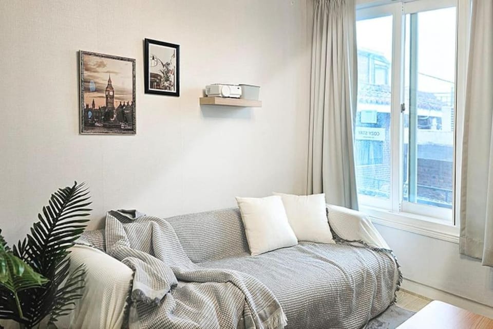 Cozy stay near hongdae & sinchon station 4min for max 6 Villa in Seoul