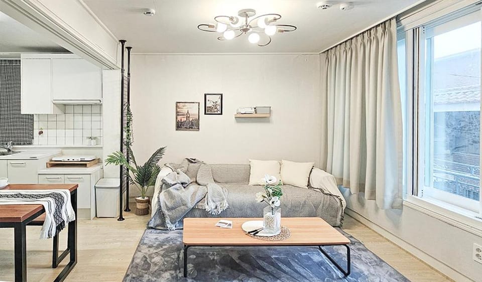 Cozy stay near hongdae & sinchon station 4min for max 6 Villa in Seoul