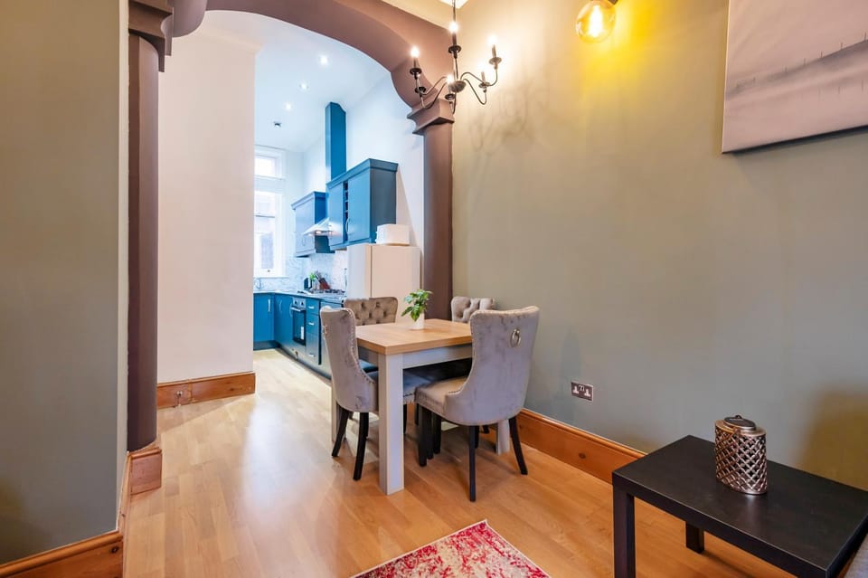 Kitchen or kitchenette, Living room, Seating area, Dining area