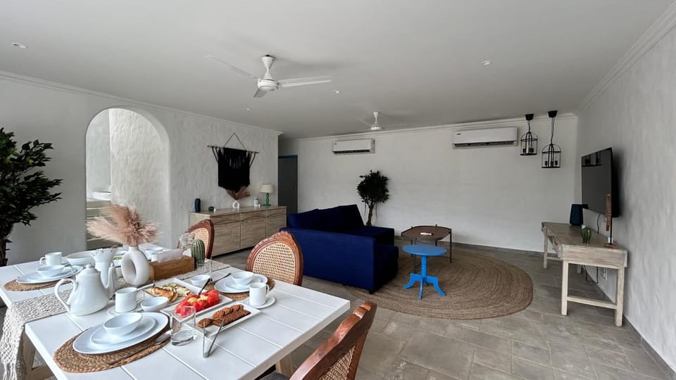TV and multimedia, Living room, Food and drinks, Seating area, Dining area, Food, air conditioner
