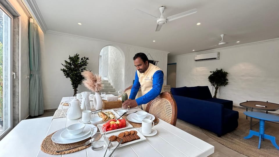 Staff, Staff, People, Living room, Food and drinks, Seating area, Dining area, Food, Drinks, air conditioner