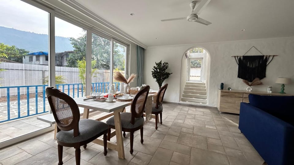 Patio, Natural landscape, TV and multimedia, View (from property/room), Balcony/Terrace, Living room, Seating area, Dining area, Mountain view