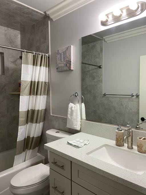 New! Modern Gated Summer Getaway Home House in Rosemead