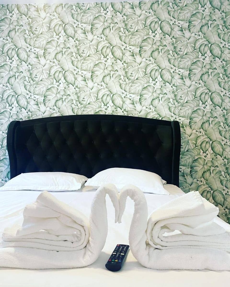 Bed, Photo of the whole room, Bedroom, towels