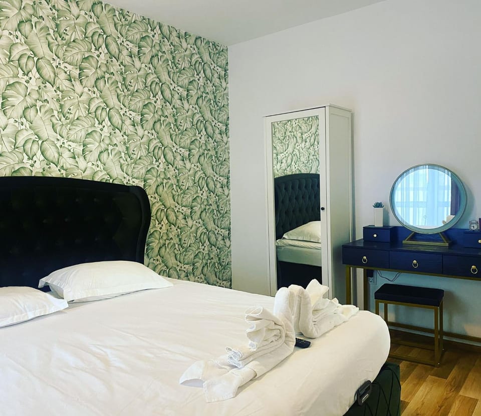 Bed, Photo of the whole room, Bedroom, towels