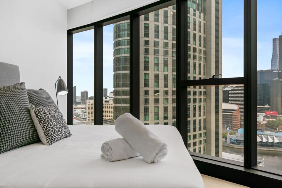 Central Southbank Apt w Stunning City Views & Pool Apartment in Southbank