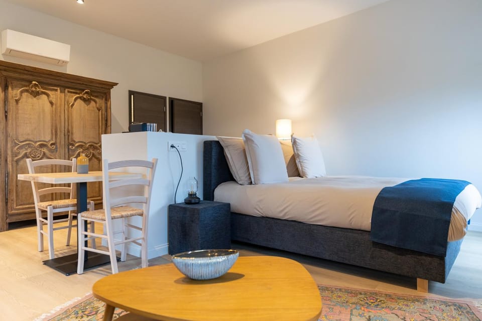 Bed, Living room, Photo of the whole room, Seating area, Bedroom