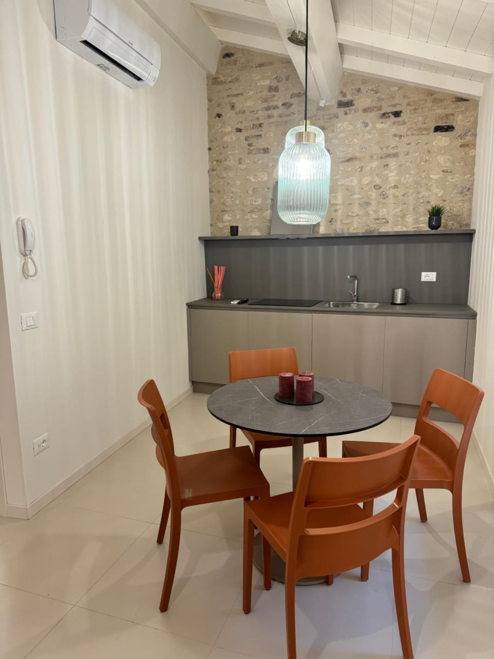 Kitchen or kitchenette, air conditioner