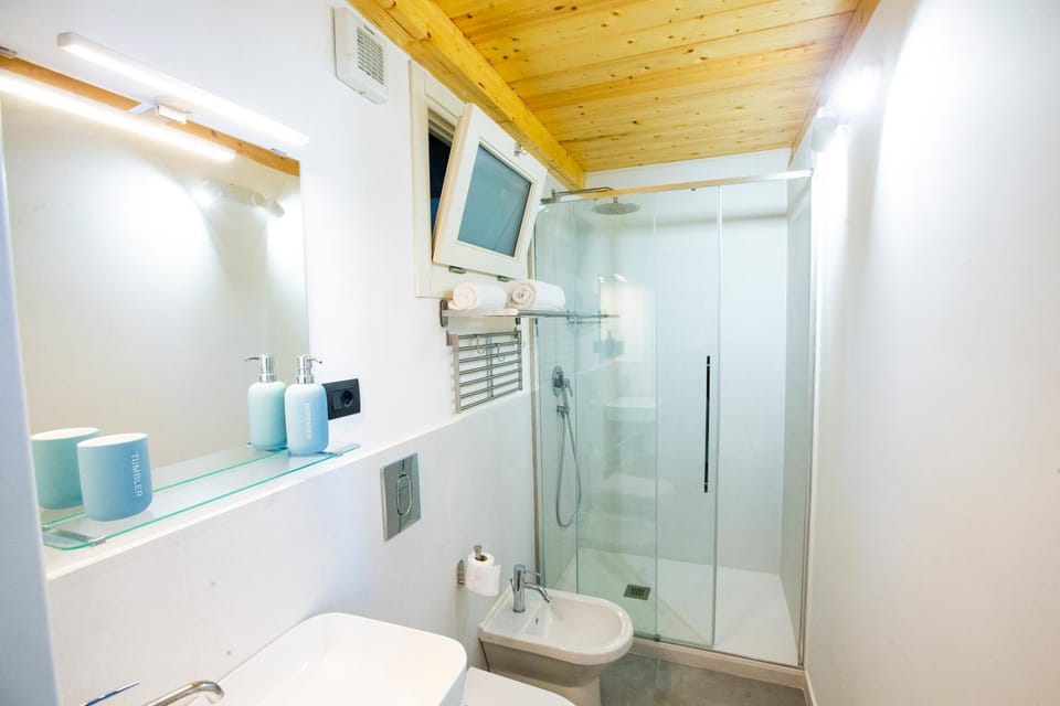 Shower, Toilet, Bathroom, bidet, towels