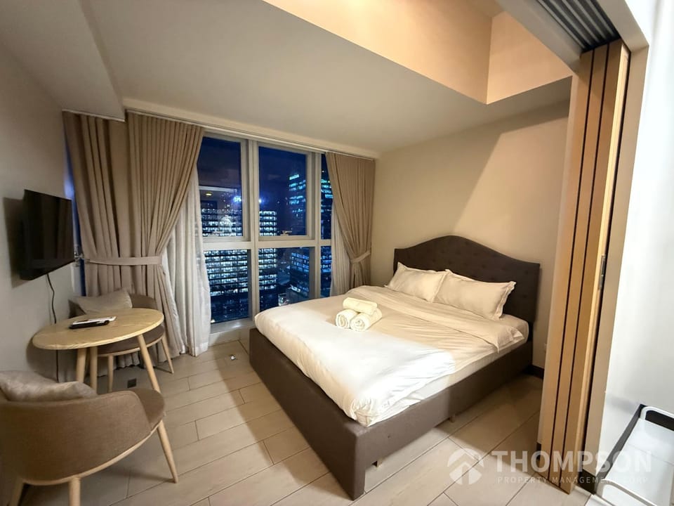 Thompson Suites - 2 beds, Uptown Parksuites Tower 1 25F Apartment in Makati