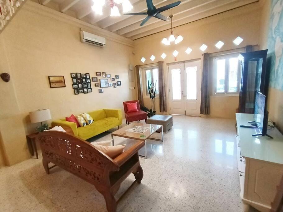 Cheerful 6BR Town House @ Geortown for 5-14pax by Cohans House in George Town