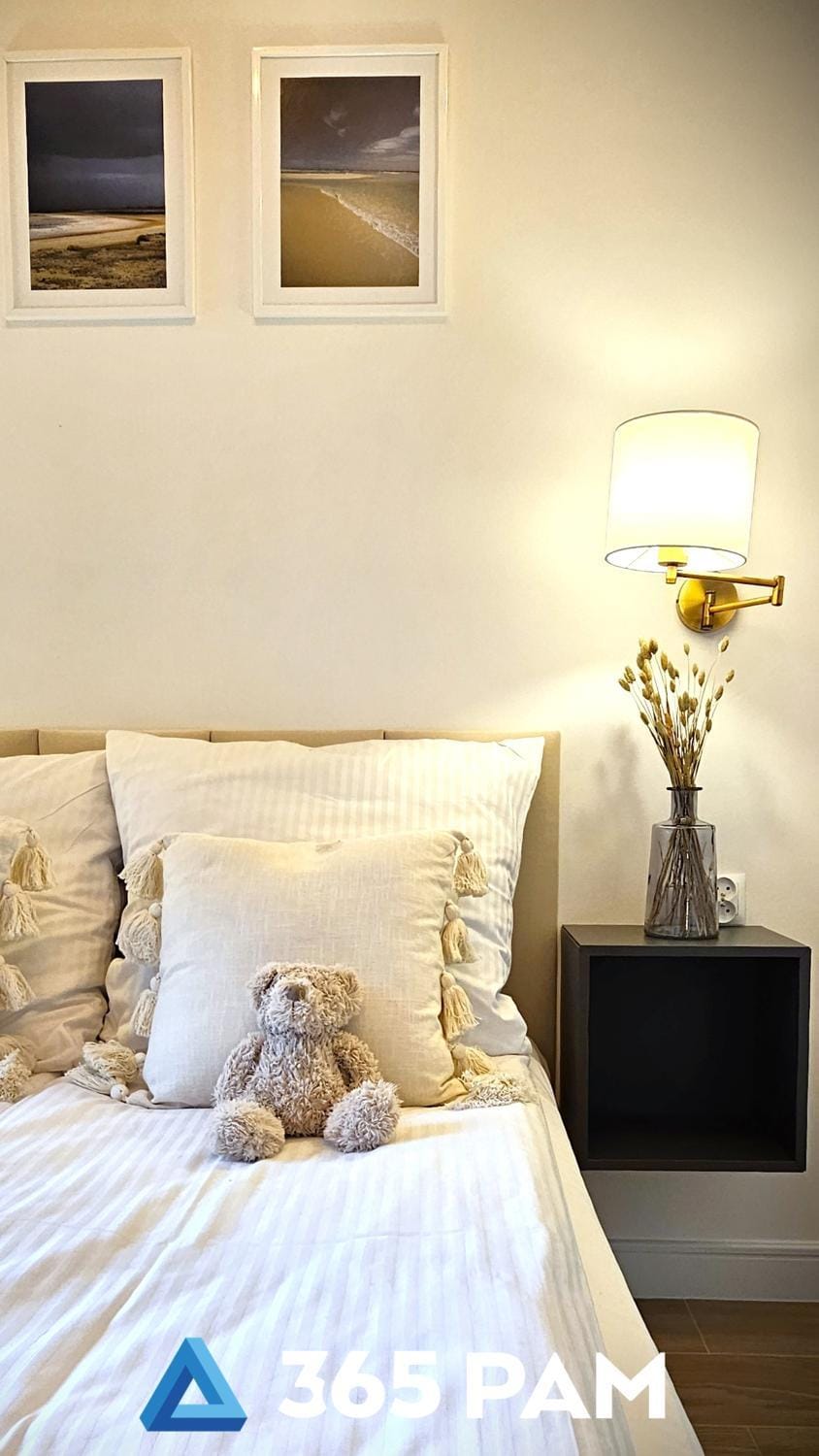 Bed, Photo of the whole room, Bedroom, towels