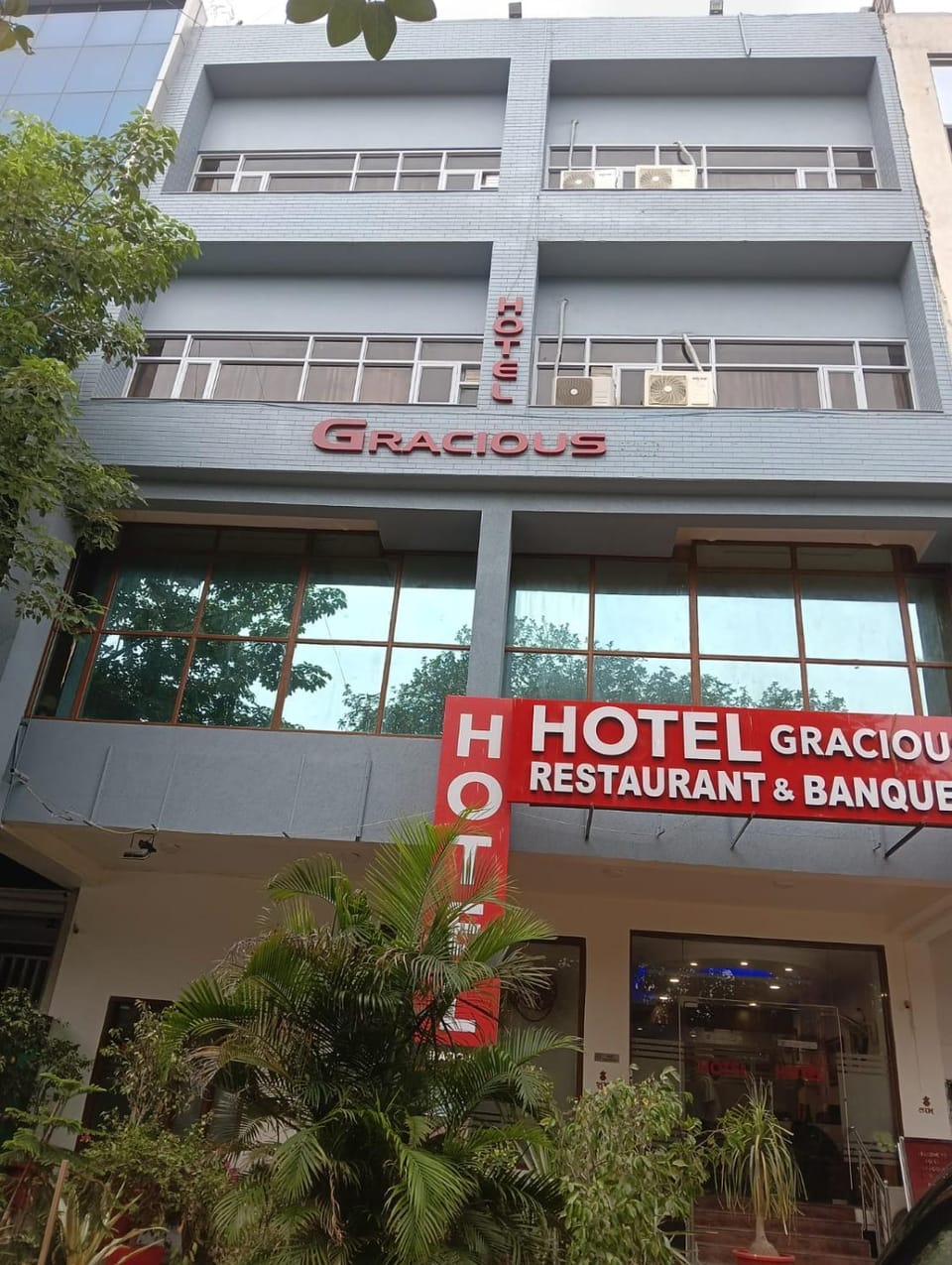 Facade/entrance