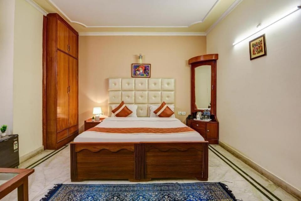 Hotel Gracious - Civil Line Hotel in Gurugram