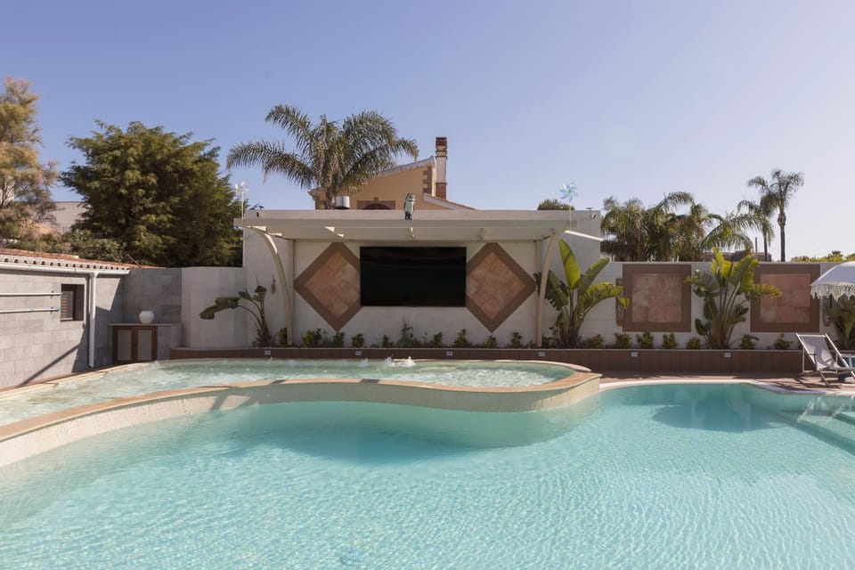 Property building, Day, TV and multimedia, Pool view, Swimming pool, sunbed