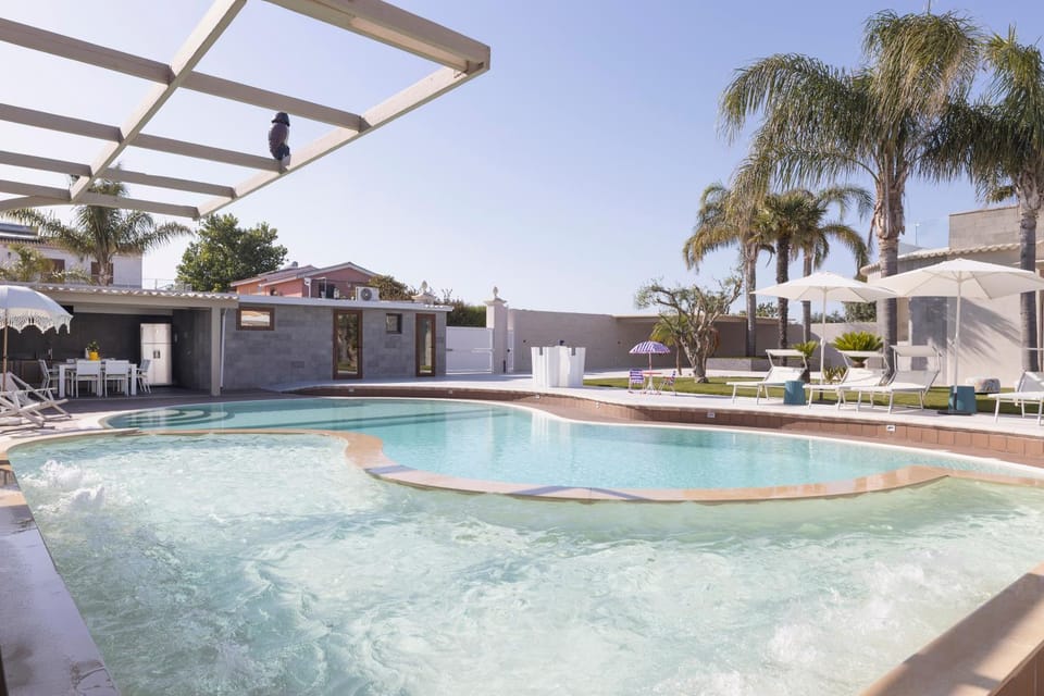 Property building, Day, Natural landscape, Hot Tub, Pool view, Swimming pool, sunbed