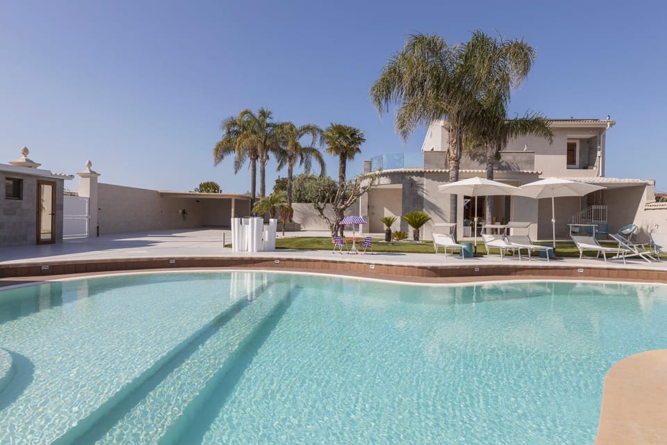 Property building, Patio, Day, Pool view, Swimming pool, sunbed