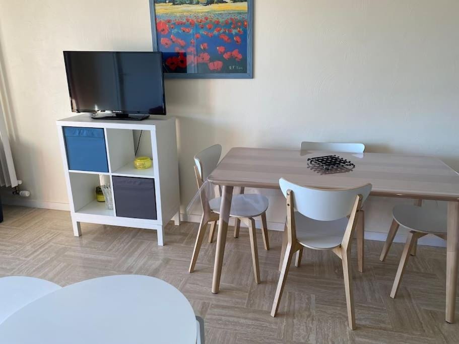 Joli appartement calme avec vue piscine Apartment in Mandelieu-La Napoule