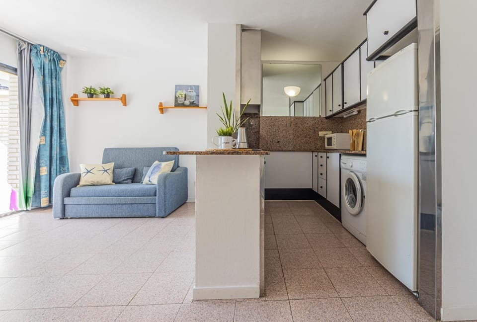 Kitchen or kitchenette, Seating area, washing machine