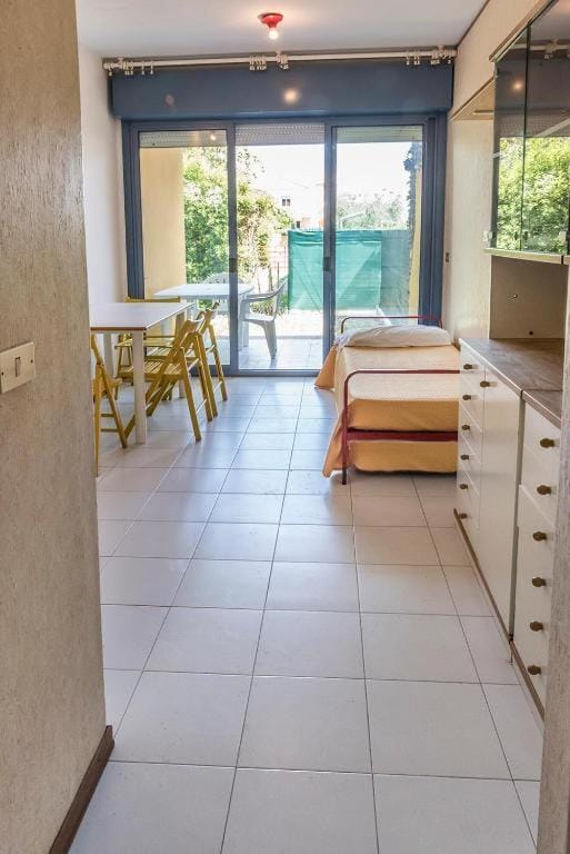 Bilocale con giardino a 100 mt dal mare di Marcelli - M053 Apartment in Marcelli