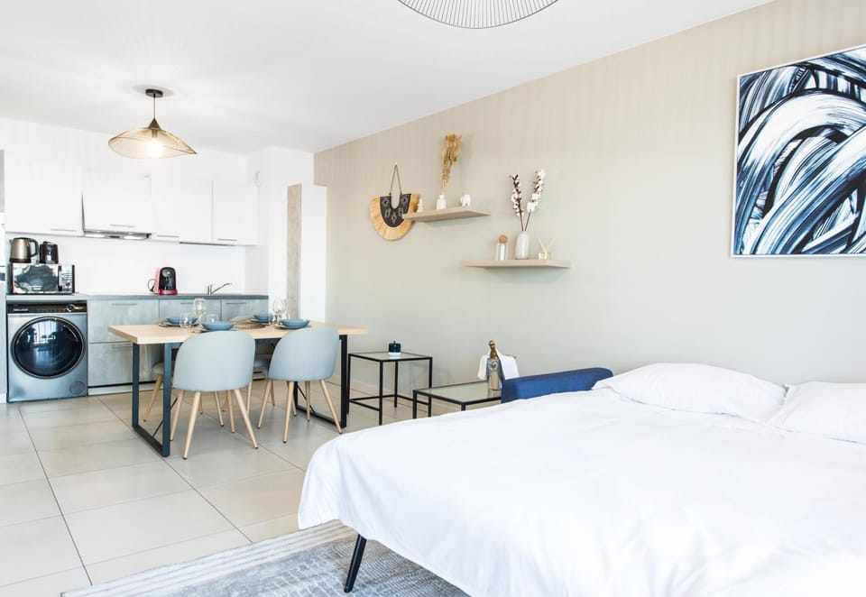 Bed, Kitchen or kitchenette, Living room, Seating area, washing machine, air conditioner