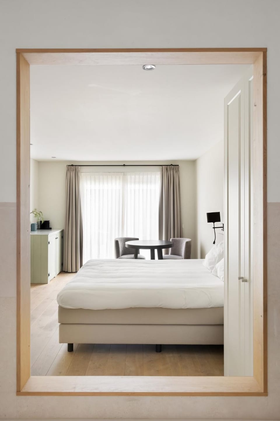 Bed, Seating area