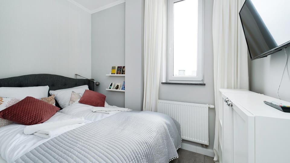 Bed, TV and multimedia, Bedroom