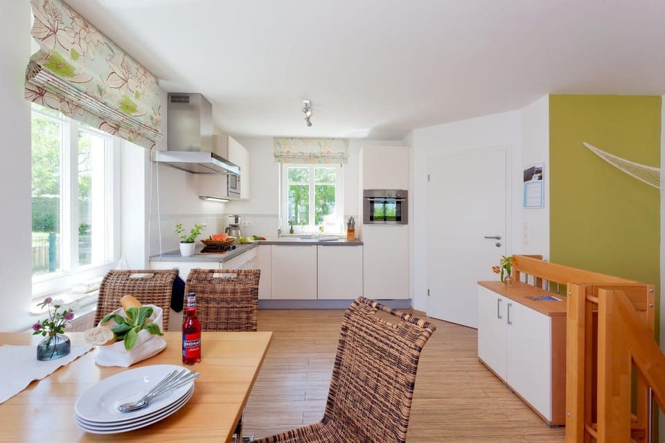 Kitchen or kitchenette, Food and drinks, Seating area, Dining area, stove