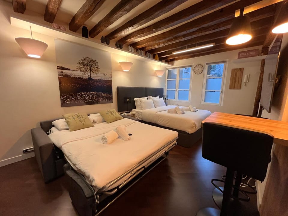 Bed, Photo of the whole room, towels