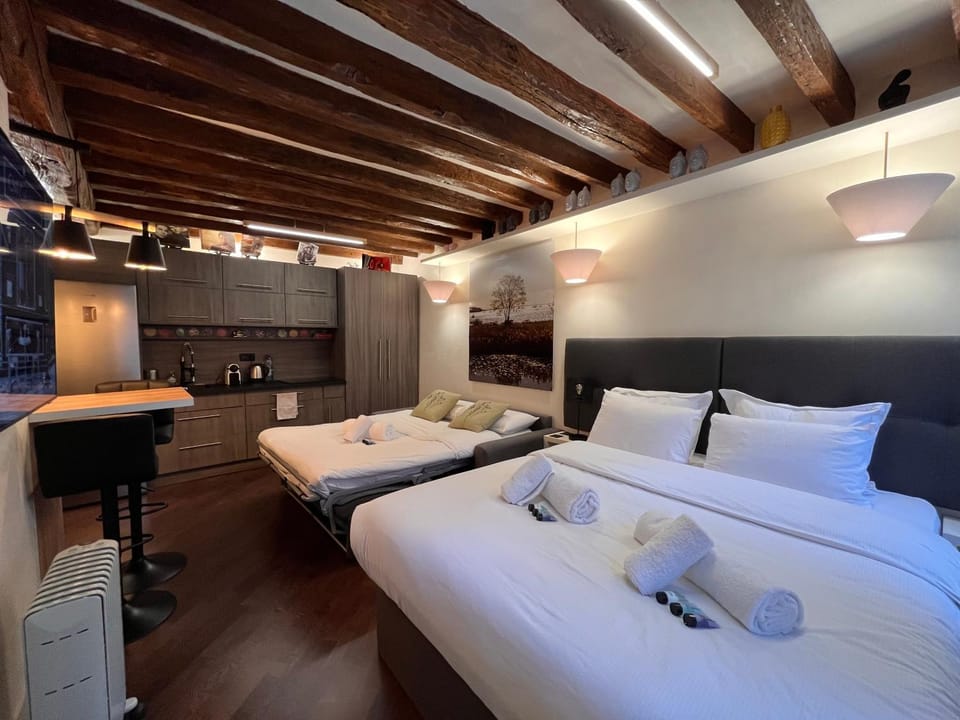 Bed, Photo of the whole room, towels