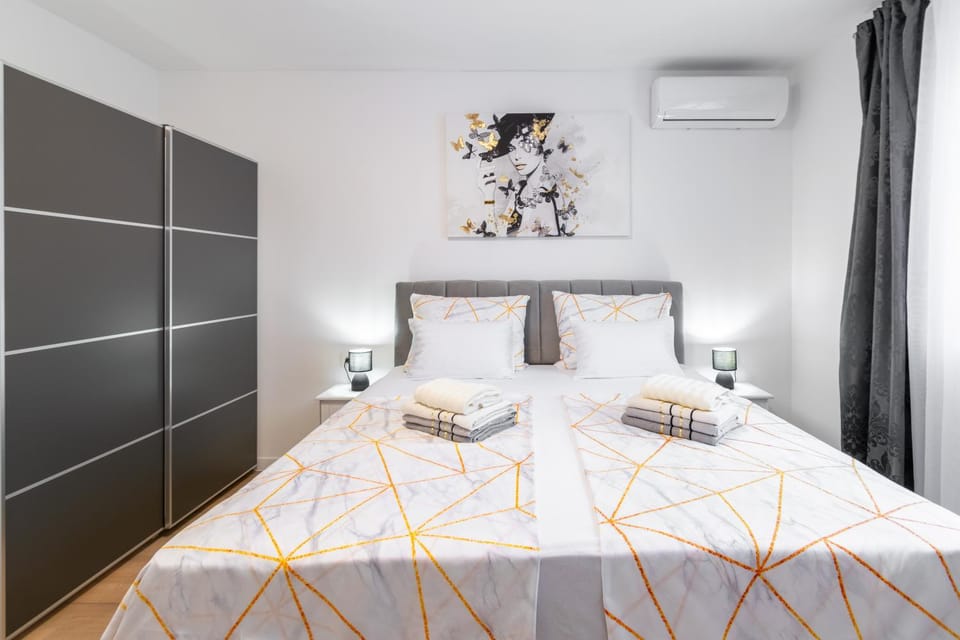 Bed, Bedroom, air conditioner