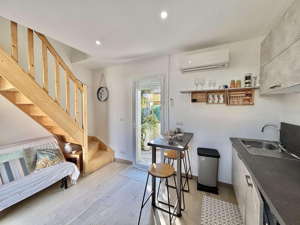 Kitchen or kitchenette, Living room