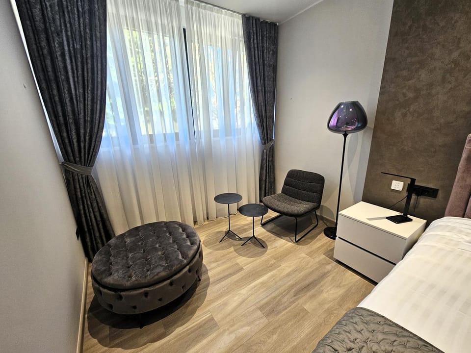 Bed, Seating area, Bedroom