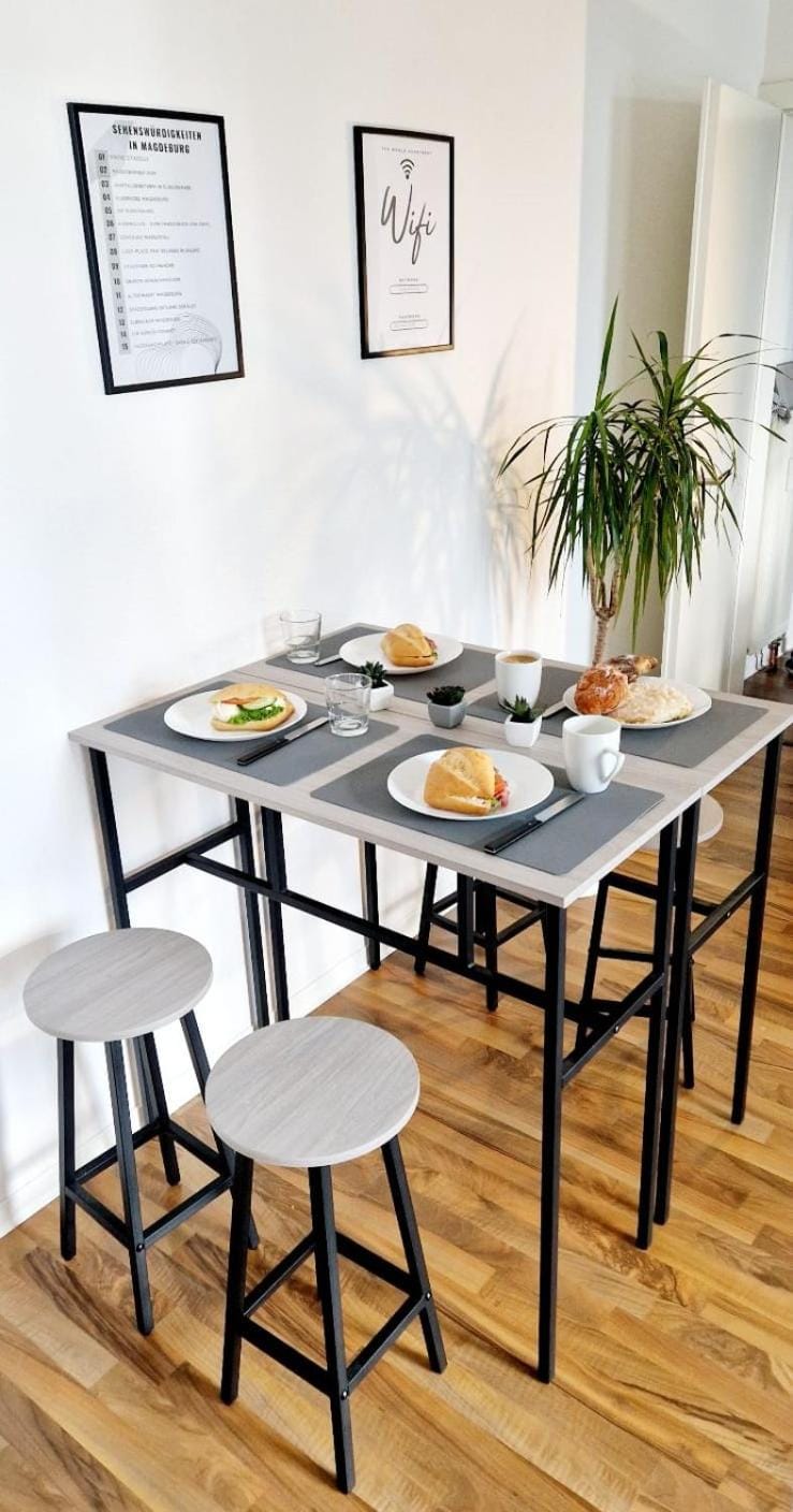 Food close-up, Living room, Dining area