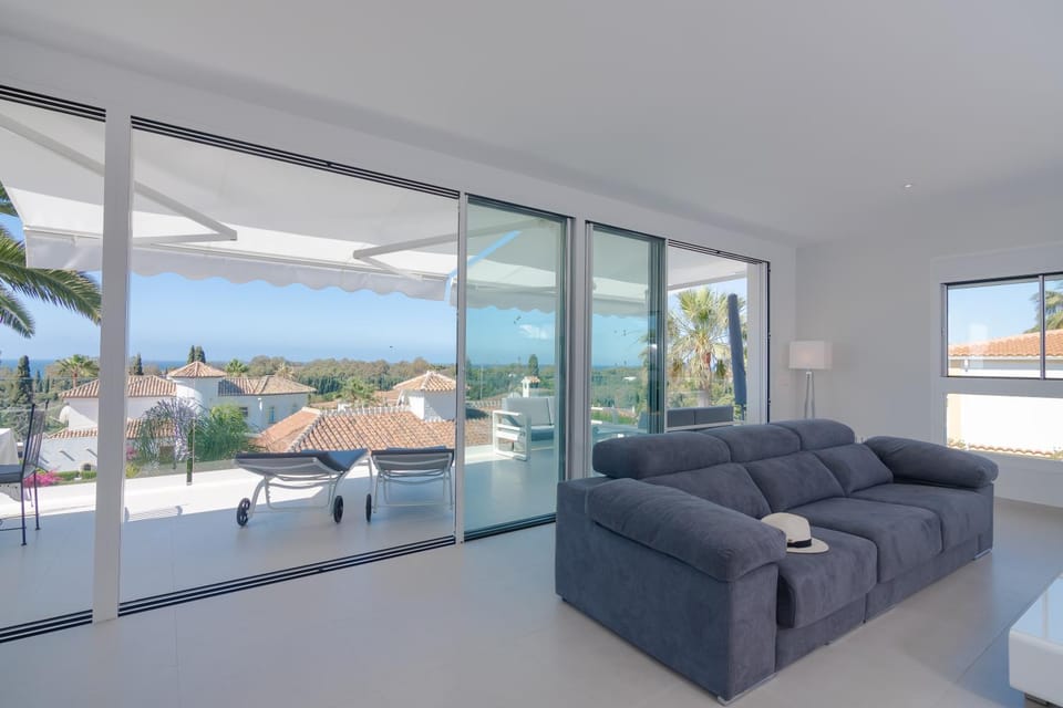 Communal lounge/ TV room, Balcony/Terrace
