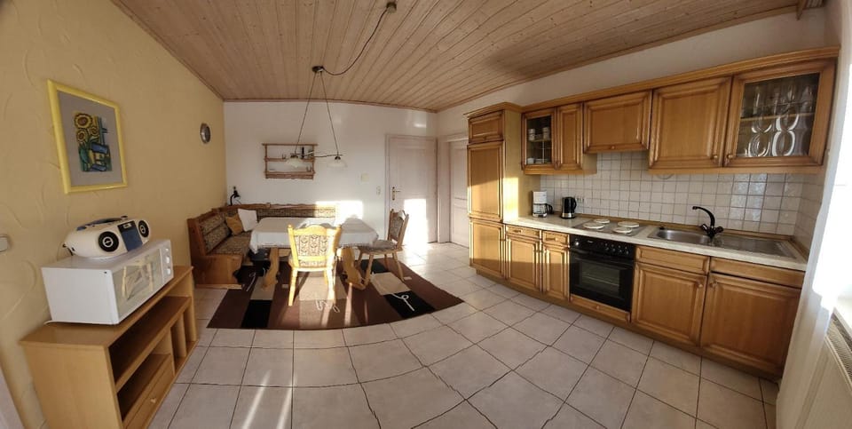Kitchen or kitchenette, Seating area, Dining area