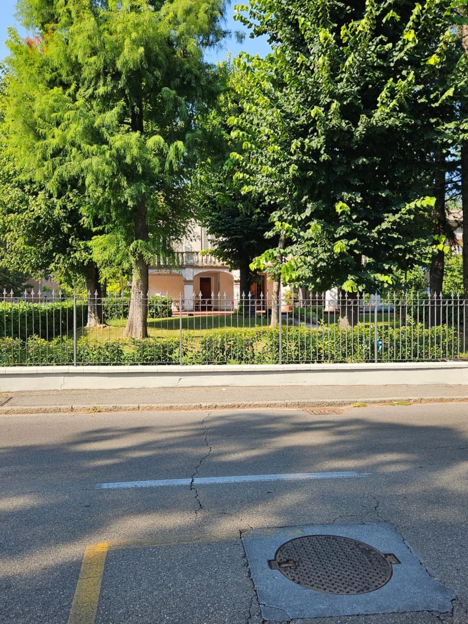 Property building, Day, Garden, Location